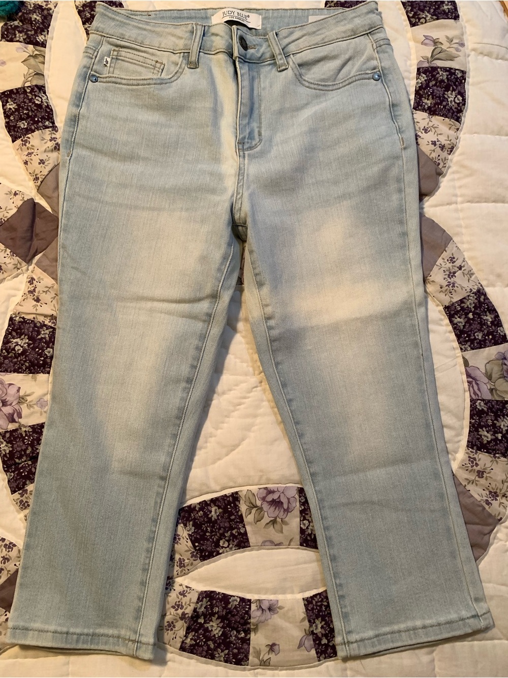 Light Wash Judy Blue Women’s Cropped Jeans